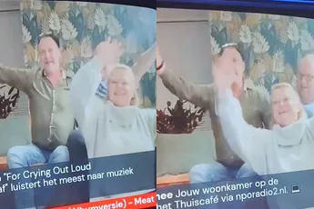 /show-tel/man-betast-vrouw-tijdens-top-2000-momentje