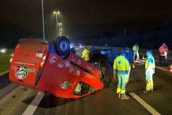 /show-tell/ontspoorde-gek-steelt-pizzawagen-en-beukt-7-autos-van-de-weg-beelden