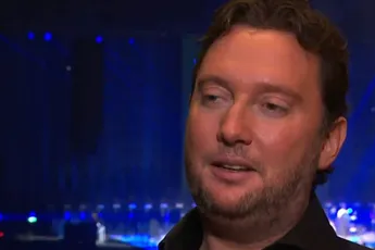 Zatte Tino Martin staat te playbacken voor 15K