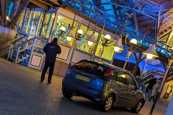 Doorgesnoven tokkie rijdt de Efteling binnen met auto