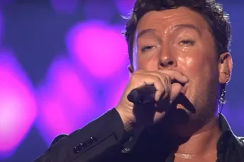 Tino Martin wéér stomdronken, steekt middelvinger op naar publiek (video)