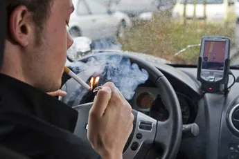 Partij van Pieter Omtzigt wil roken in de auto verbieden