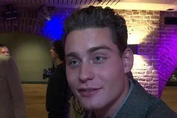 Douwe Bob nog steeds niet nuchter: verschijnt poedeltjenaakt voor groot publiek