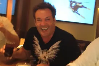 Gerard Joling vergrijpt zich zwaar aan de fles (BEELDEN)