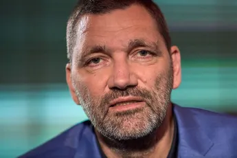 'Theo Maassen slaat zijn vrouw een gebroken neus'