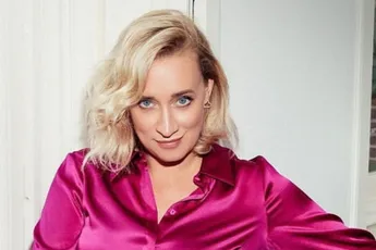 Bizar: Eva Jinek laat een afdruk maken van haar poes