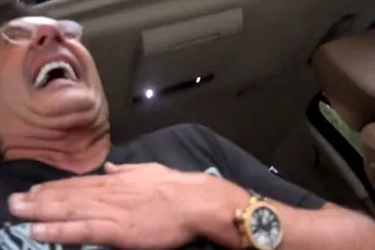 Gerard Joling krijgt geen zuurstof na zien van vals concert Gordon: 'Hahahaha'