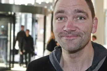 Theo Maassen na 27 jaar gedumpt: maakt grappen over het slaan van zijn vrouw
