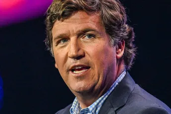 Wie is Tucker Carlson en waarom interviewt hij Poetin?