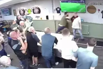 BEELDEN: Professioneel darter verliest potje en klapt zijn tegenstander voor zijn muil