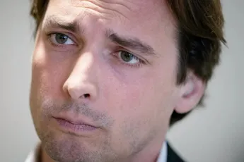 BEELDEN: Thierry Baudet toegetakeld met scherp voorwerp