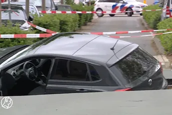 /nieuws/automobilist-uit-venlo-zakt-weg-in-sinkhole