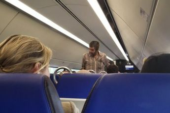 OPGEPAST: Agressieve zwerver in trein wil al je losgeld, of hij deelt een hengst uit