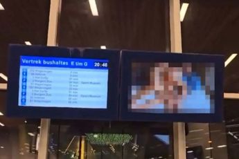 Gezelligheid op Arnhem centraal: hacker speelt natuurfilm af op scherm bij perron