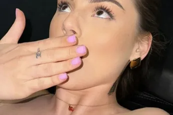 Famke Louise laat een nieuwe piercing zetten op twijfelachtig plekje