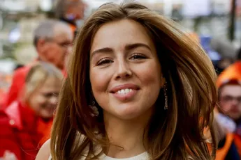 /show-tel/video-prinses-alexia-flirt-met-jongen-in-publiek-op-koningsdag-ze-heeft-wel-smaak