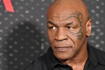 Trainer moet Mike Tyson tegenhouden nadat hij sparringspartner KO slaat (VIDEO)