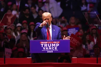 /nieuws/nederlandse-zangeres-duikt-op-in-bizarre-video-van-donald-trump-afschuwelijk-beelden