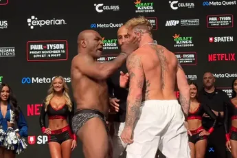 /sport/mike-tyson-58-slaat-jake-paul-27-keihard-in-zijn-gezicht-video
