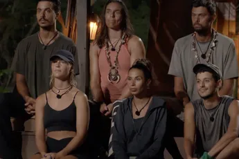 /show-tel/expeditie-robinson-kijkers-in-shock-nadat-kandidaat-boos-wegloopt-na-vergaderactie-video