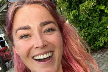 /show-tel/geraldine-kemper-zonder-kleren-gespot-in-de-natuur-beelden