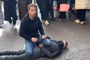 Respect: Burger houdt dader steekpartij de Dam tegen en op de grond (VIDEO)