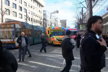 Man rijdt met hoge snelheid in op carnavals-menigte