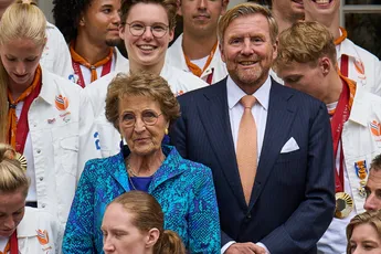 /show-tel/prinses-margriet-82-met-spoed-naar-ziekenhuis-na-pijnlijk-incident