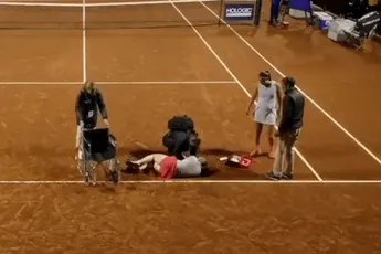 Beroemde tennisster zakt tijdens wedstrijd plotseling in elkaar (VIDEO)