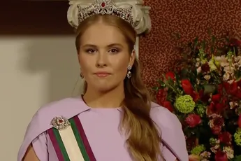 /nieuws/prinses-amalia-trekt-zeer-opmerkelijk-jurkje-aan-bij-belangrijk-bezoek