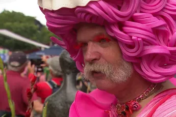 Patrick loopt Nijmeegse 4Daagse met urn in hand