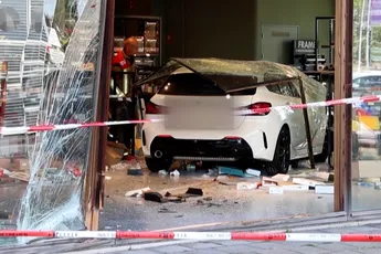 Bizar: Auto rijdt winkelpad in Beverwijk binnen en richt enorme schade aan (BEELDEN)