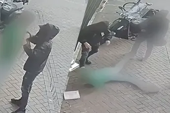 /misdaad/amsterdam-schokkende-mishandeling-op-museumplein-vanwege-feyenoord-shirt