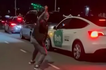 /opmerkelijk/amsterdam-woedende-taxichauffeurs-bekogelen-elkaar-tijdens-bizarre-actie-video