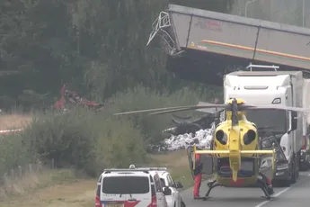 Dode en gewonden na ernstig ongeluk met vier vrachtwagens op snelweg