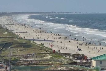 Ondanks honderden doden door coronavirus gaat strand van Florida weer open met overrompeling tot gevolg