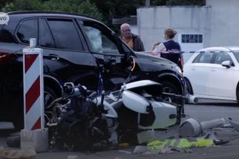 Motoragent levensgevaarlijk gewond nadat Porsche frontaal tegen hem aan knalt