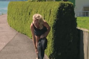 Cath Luyten verrast en trekt plots haar kleren uit (VIDEO)