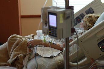 Ziekenhuispersoneel maakt laatste dagen van stervende patiënte een hel: “Jij bent alleen goed voor de seks”
