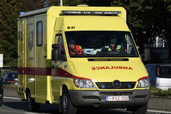 Porsche en ziekenwagen knallen op elkaar in Wijnegem: Ambulancier zwaargewond naar ziekenhuis