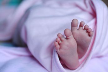 Pasgeboren baby achtergelaten in plastic zak met een verroest mes in de rug