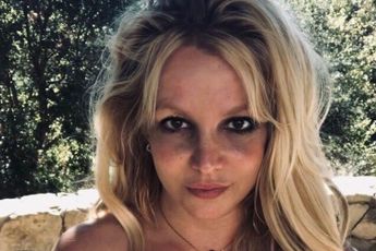 Uitdagende Britney Spears toont haar blote billen