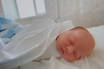 Horror: Dokter gooit pasgeboren baby uit het raam