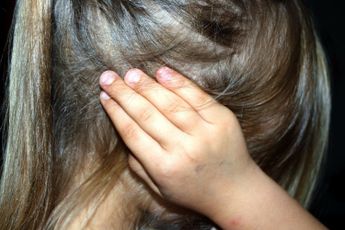 Verschrikkelijk: moeder (34) mishandelt 3-jarig dochtertje tot ze bijna sterft