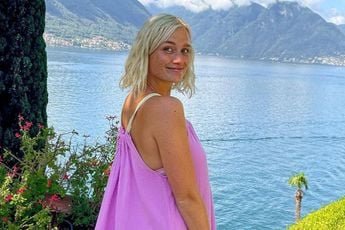 "Precies Baywatch": Julie Vermeire doet volgers blozen in onthullend rood badpak