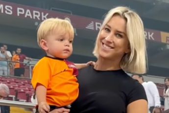 Om van te smelten! Dries Mertens en Kat Kerkhofs’ zoontje gaat met alle aandacht lopen op het veld