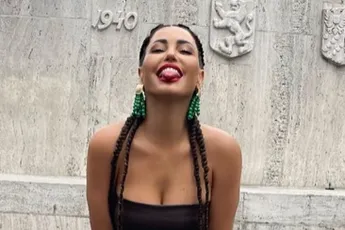 /lifestyle/yolanthe-cabau-bewijst-met-lekkere-kiekjes-dat-ze-nog-steeds-een-de-heetste-dames-van-nederland-is