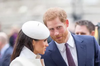 Meghan Markle bedolven onder kritiek nadat foto met zoontje Archie uitlekt: "Schandalig!"