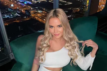 'Temptation'-Megan pronkt met haar goedgevulde boezem in een wel erg kleine bikini: "Babe"