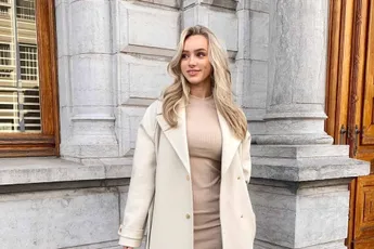 Knappe Amy Sonck heeft heimwee naar de zomer en laat vol in haar boezem kijken: "Babe!"